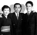 婚約者の松山善三（右）と仲人の一人・木下恵介と著者〔昭和30年〕