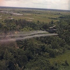 枯葉剤を撒き散らすアメリカ軍